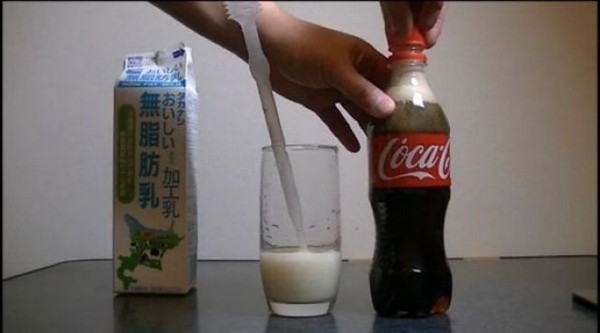 Գիտե՞ք թե ինչ է տեղի ունենում, երբ կաթն ու Կոկա-Կոլան «հանդիպում» են մի շշի մեջ. տեսանյութ