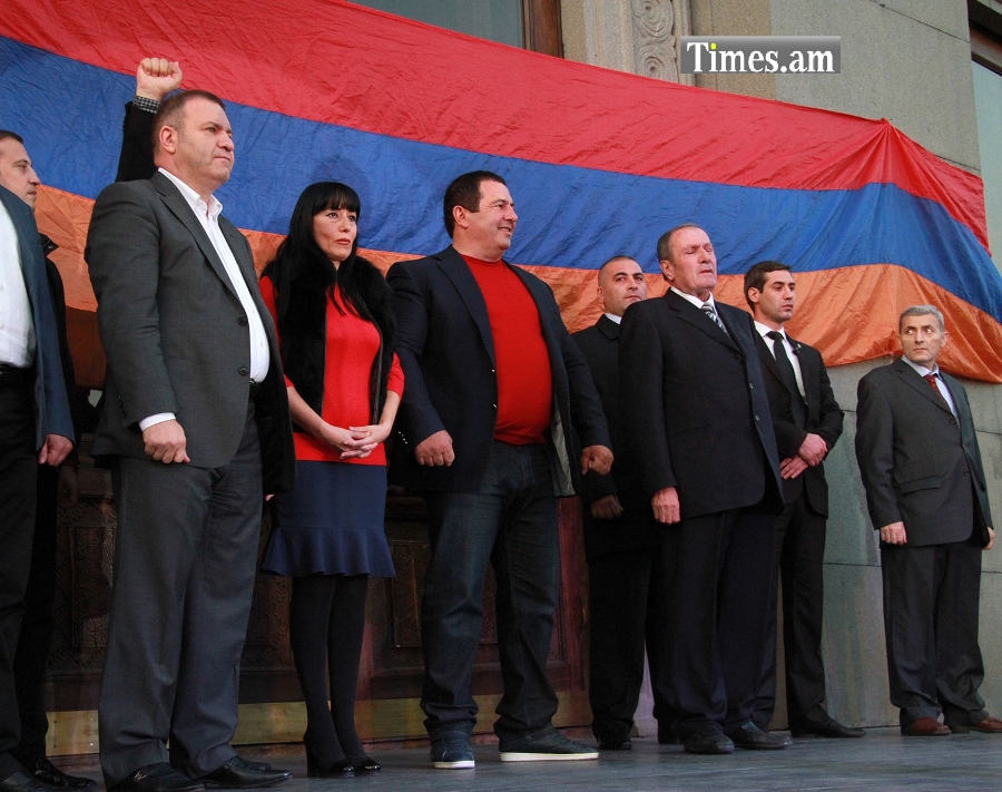 Երևանում ավարտվել է ընդդիմության հանրահավաքը։ Ի՞նչ էին պահանջում Եռյակի առաջնորդները (լուսանկարներ)