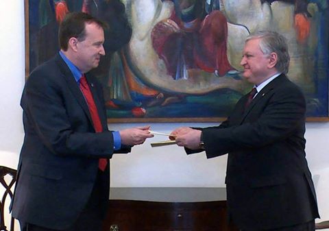 Newly-appointed Ambassador of the ‪USA‬ hands copies of credentials to E. Nalbandian