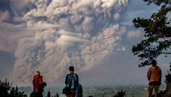 На индонезийском острове Суматра вновь извергается вулкан Синабунг