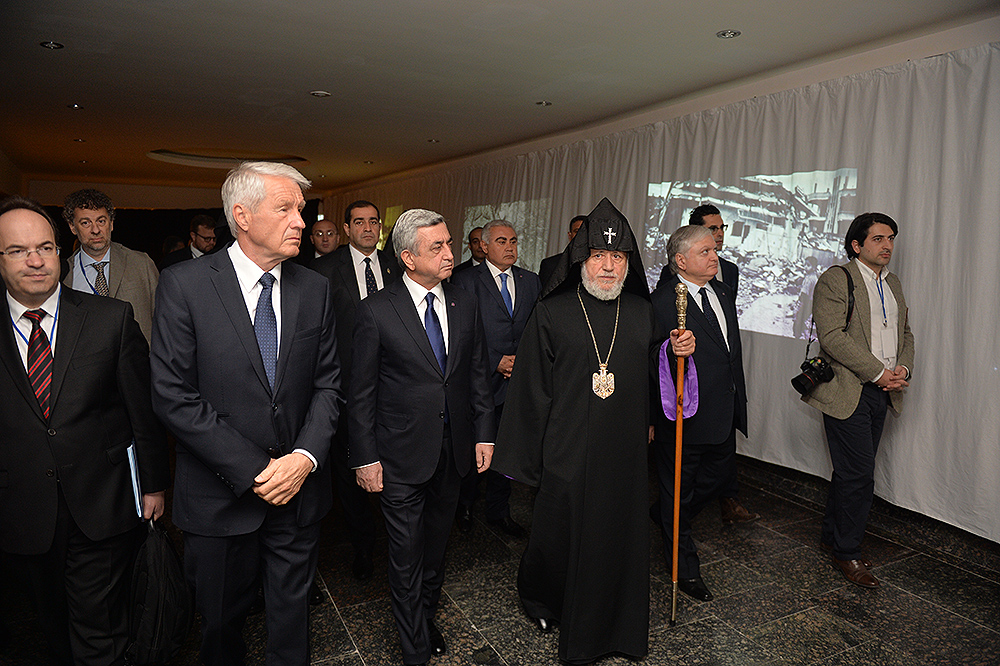 President watches genocide book and photo exhibitions held as part of global forum