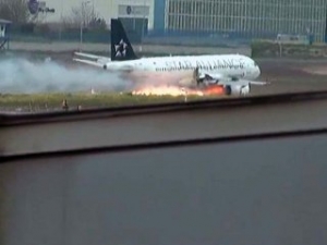 Ստամբուլի երկնքում օդանավը հրդեհվել է (տեսանյութ)