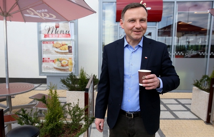Анджей Дуда начал первый день после победы на выборах в Польше с раздачи кофе у метро