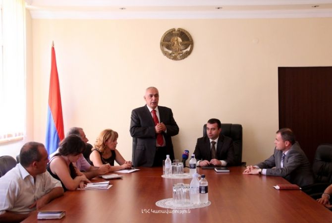 ԼՂՀ փոխվարչապետը կադաստրի վարչության մի խումբ աշխատակիցներ պարգևատրել է նվերներով