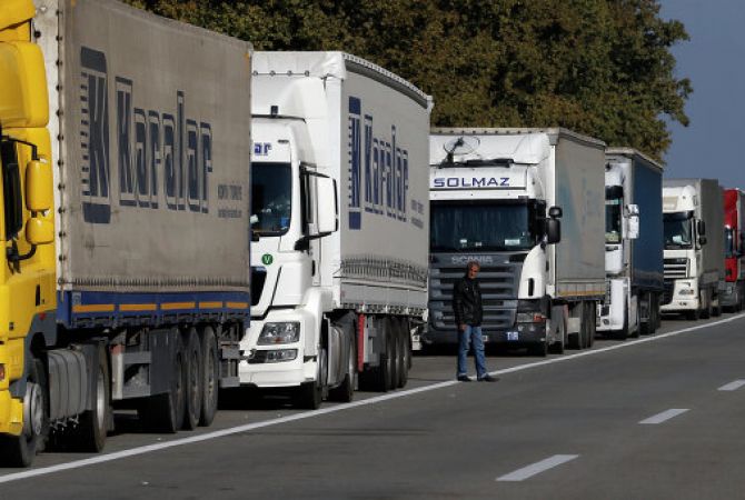 Թուրքական ապրանքներով լի շուրջ 350 բեռնատարներ չեն կարողանում հատել ՌԴ-ի սահմանը