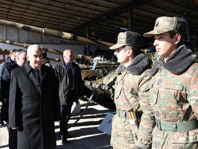 Председатель парламента Армении посетил одну из воинских частей Армии обороны Арцаха