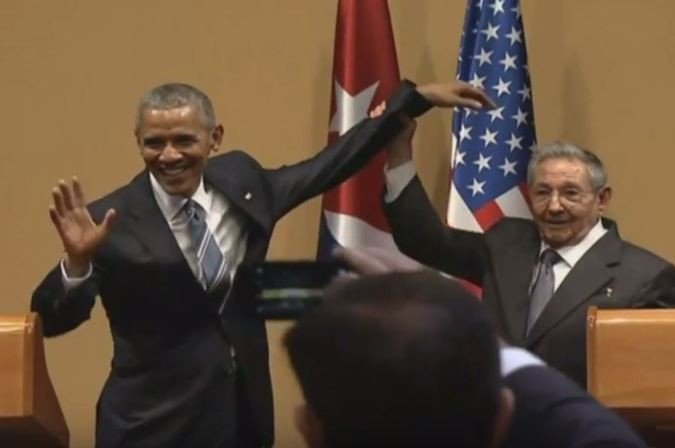 Кастро не стал обниматься с Обамой (ВИДЕО)