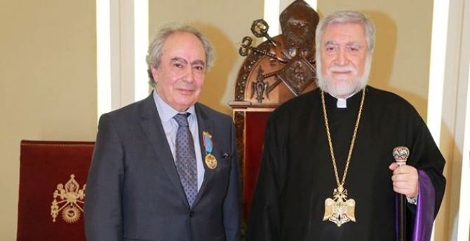Արամ Ա-ն ցեղասպանագետ Միհրան Դաբաղին պարգևատրել է «Սուրբ Մեսրոպ Մաշտոց» շքանշանով