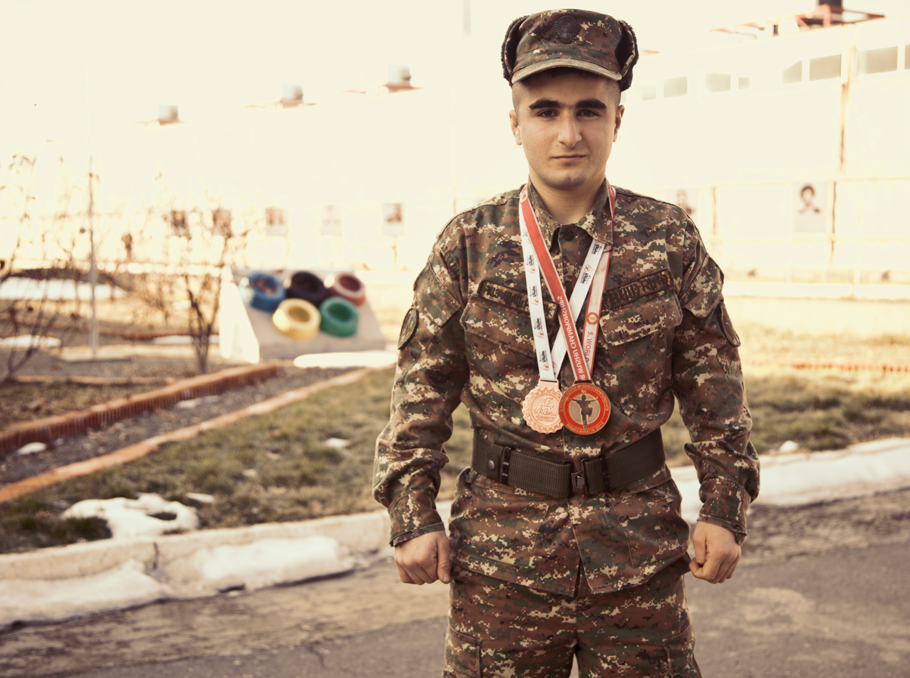 Армянский военнослужащий-спортсмен в Афинах одержал победу над турками разных мастей