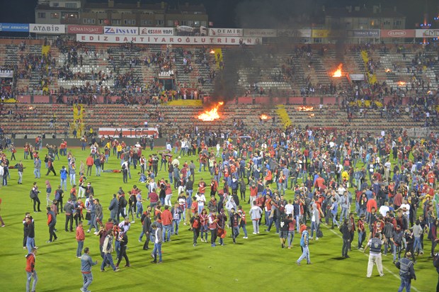 Фанаты турецкого «Эскишехирспора» подожгли стадион после вылета своей команды из высшего дивизиона (видео)