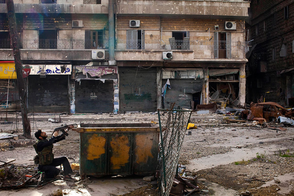 Отступающие боевики сжигают за собой дома в сирийских поселениях