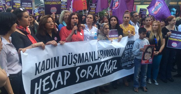 В Турции прошла акция протеста в ответ на слова Эрдогана о женщинах