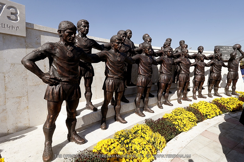 В Ереване торжественно открыта скульптурная группа, посвященная легендарной футбольной команде «Арарат-73»