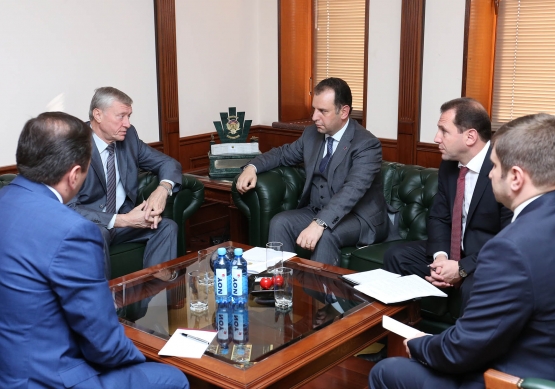 Министр обороны Армении принял генерального секретаря ОДКБ