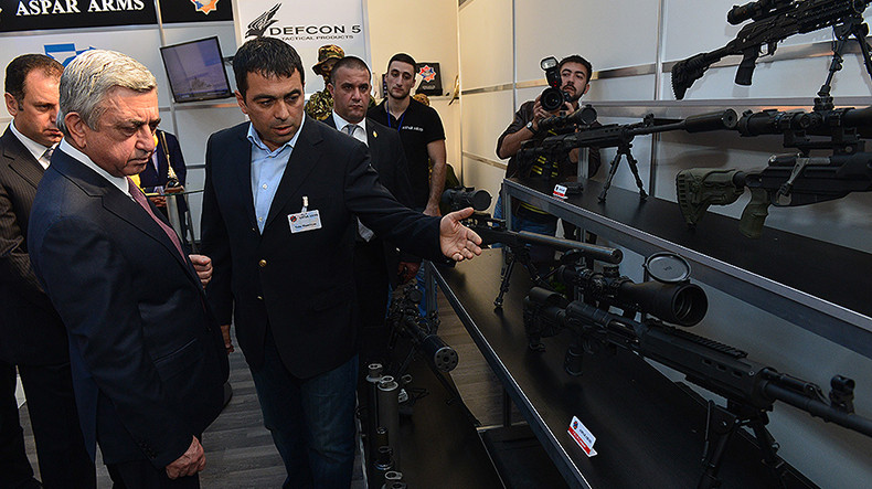 Президент Армении посетил выставку вооружения и оборонных технологий ArmHiTec-2016 в Ереване