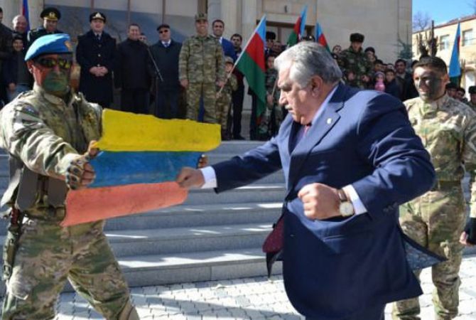 Ադրբեջանցի պաշտոնյան Հայաստանի դրոշի փոխարեն կոտրել է Կոլումբիայի դրոշը. քսենոֆոբիայի բացահայտ օրինակ