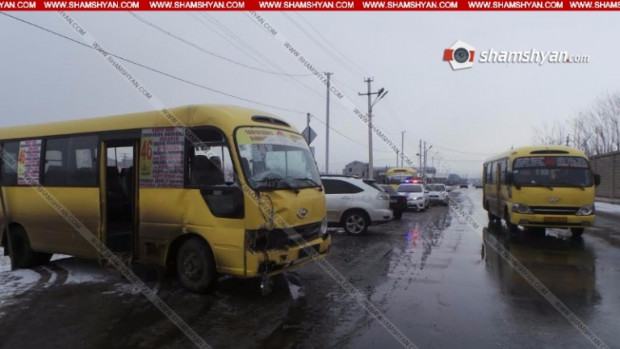 В Ереване рейсовый автобус протаранил столб