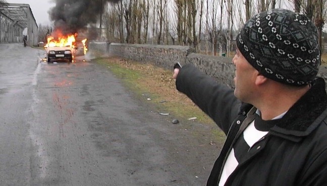 Азербайджанский инвалид войны сжег свой автомобиль в знак протеста