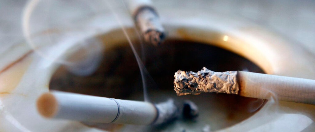 Армянских курильщиков попытаются отучить от вредной привычки “страшными картинками” (фото)