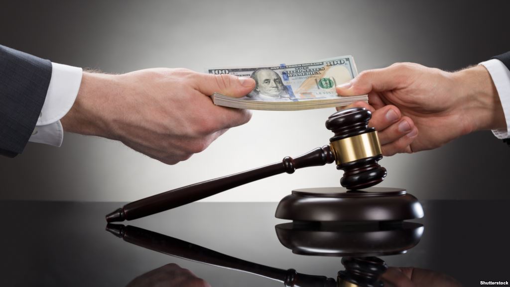 В Армении судебный исполнитель присвоил предназначенные для подкупа судьи $8 тысяч