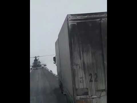 Пилот военного вертолёта сел на трассу, чтобы спросить дорогу (видео) (+18)