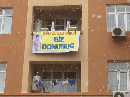Плакат на балконе дома в Баку: «Дайте газ в дом! Мы замерзаем!»