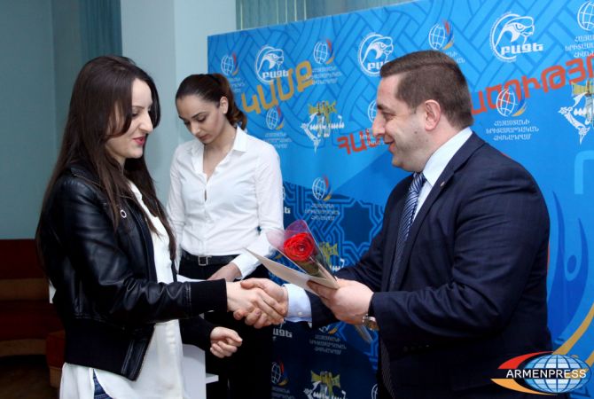 25 ուսանող-ծնողի ուսման վարձերը փոխհատուցեց Հայաստանի երիտասարդական հիմնադրամը