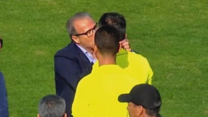 Президент тунисского футбольного клуба дисквалифицирован за укус арбитра (видео)