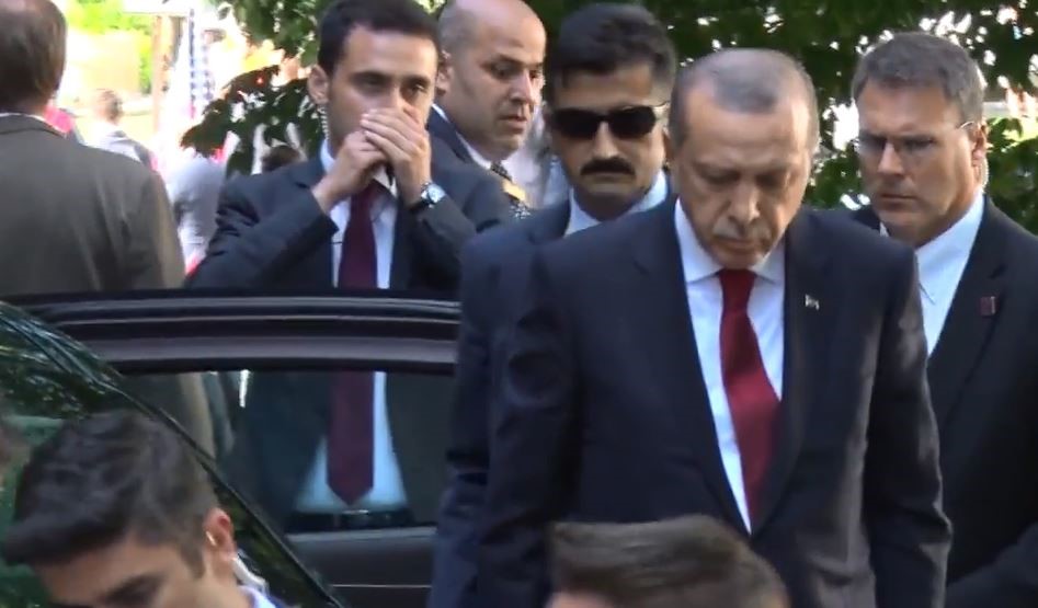 Эрдоган наблюдал за дракой своих прихвостней с протестующими в Вашингтоне (видео)