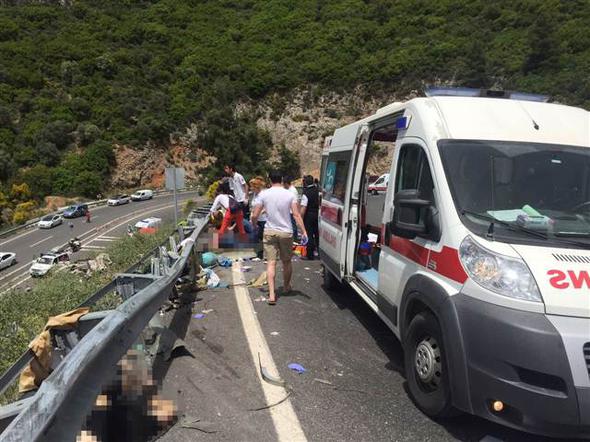 В Турции туристический автобус упал в пропасть: погибли 20 человек
