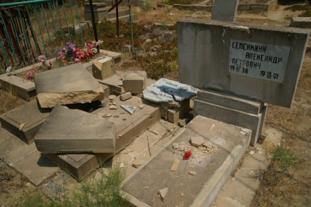 В Азербайджане к Дню Победы уничтожают очередное русское кладбище