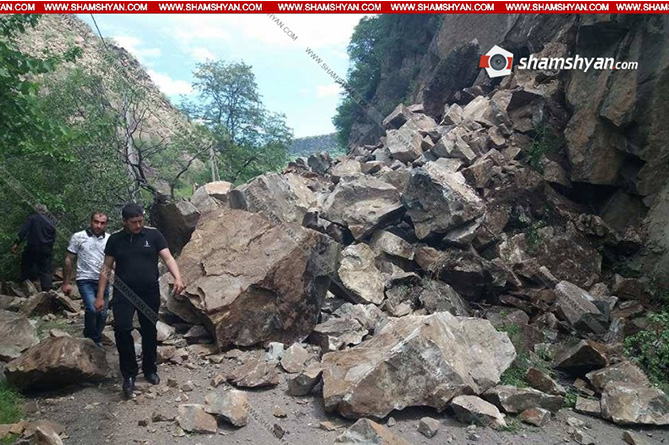 Камнепад заблокировал дорогу из Армении в Грузию