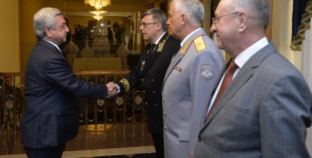 Նախագահը Ռուսաստանի պետական տոնի առթիվ այցելել է ՀՀ-ում ՌԴ դեսպանատուն