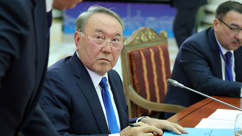 Новый алфавит казахского языка представили в парламенте Казахстана