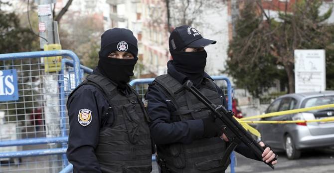 Թուրքիայում FETO-ի հետ կապերի մեջ կասկածվող հարյուրից ավելի մարդկանց ձերբակալման կալանագրեր են տրվել