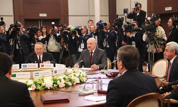 Лукашенко на саммите в Сочи обрушился с критикой на СНГ