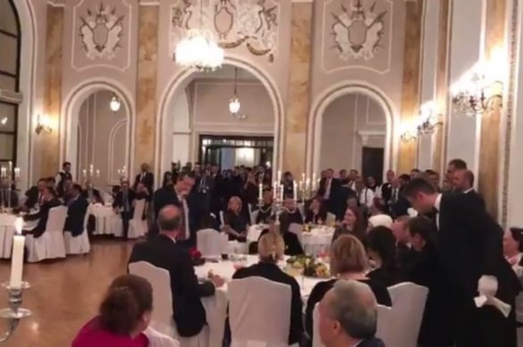 Глава МИД Сербии на торжественном ужине спел для Эрдогана песню “Осман ага”
