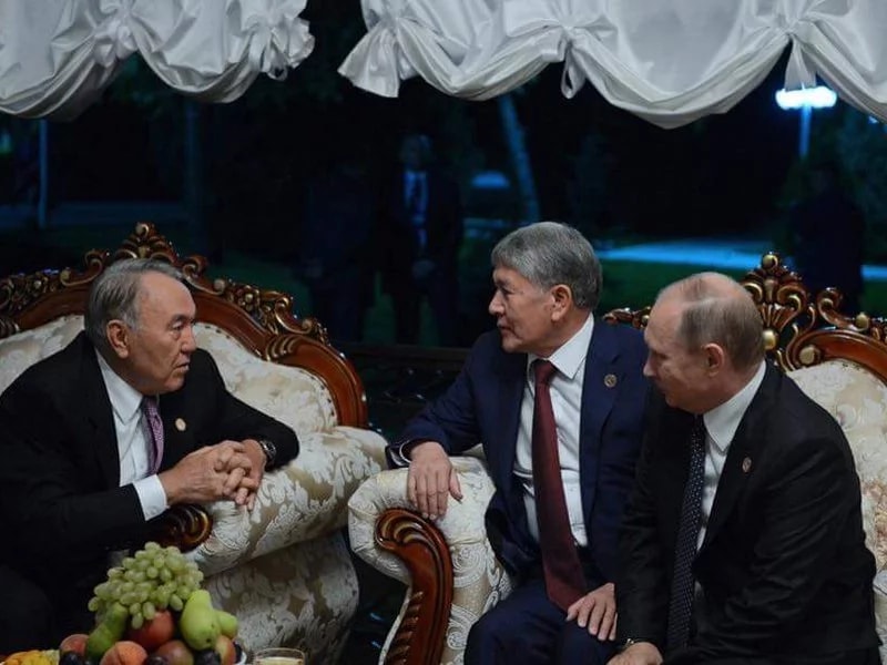Атамбаев: Россия должна помочь Киргизии и Казахстану наладить отношения