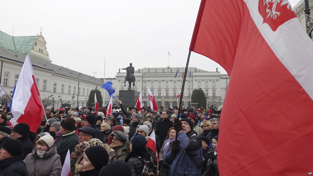 Евросоюз намерен ввести санкции против Польшы из-за “угрозы европейским ценностям”