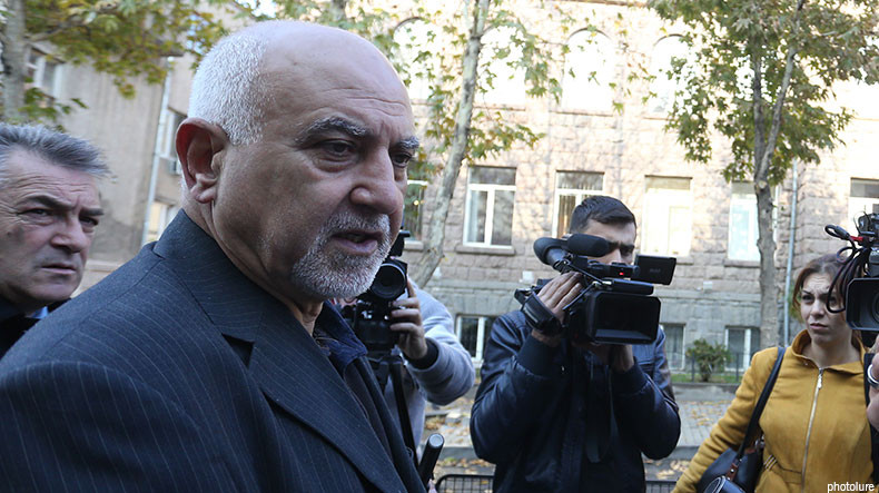 Паруйр Айрикян начал голодовку напротив здания ЦИК Армении