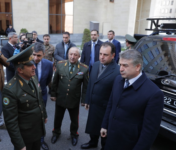 Премьер Армении побывал на выставке новых образцов военной техники и вооружений Минобороны РА