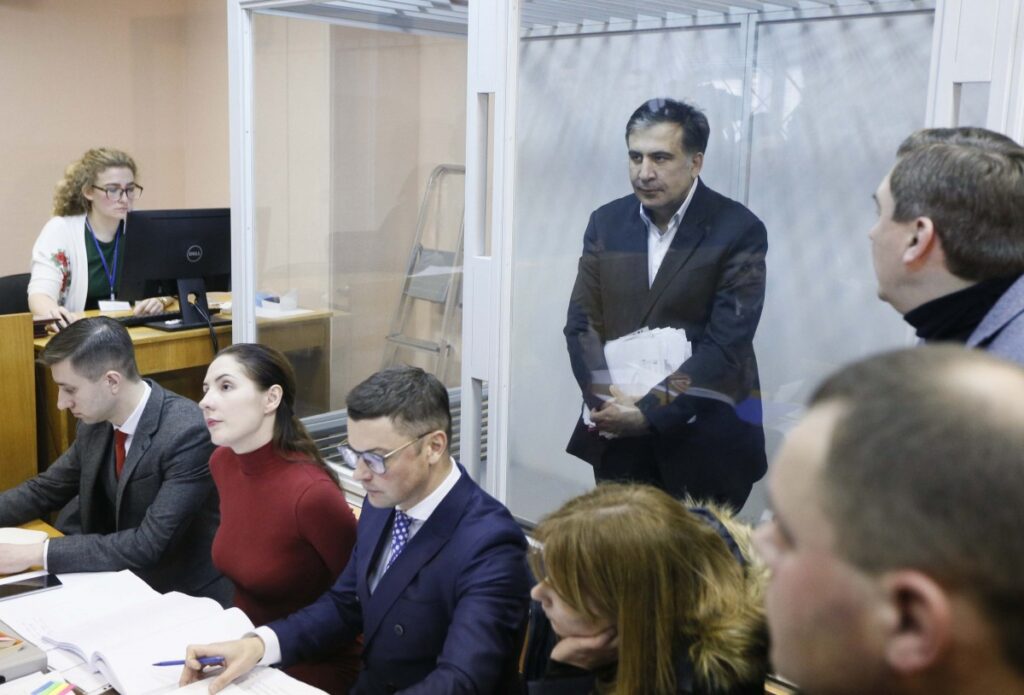 Десять украинских депутатов готовы взять Саакашвили на поруки