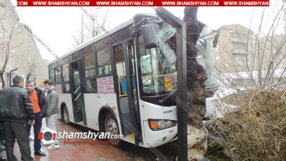 В Ереване пассажирский автобус врезался в дерево