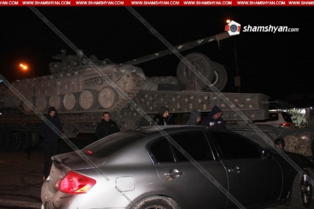 В Ереване произошло ДТП с участием автовоза, перевозящего танки Минобороны Армении