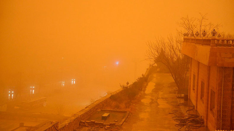 Красная буря из Сирии накрыла пылью города в Турции