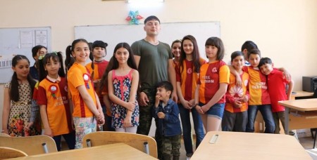 Азербайджанский учитель, призывавший к миру с армянами, подвергся вооруженному нападению