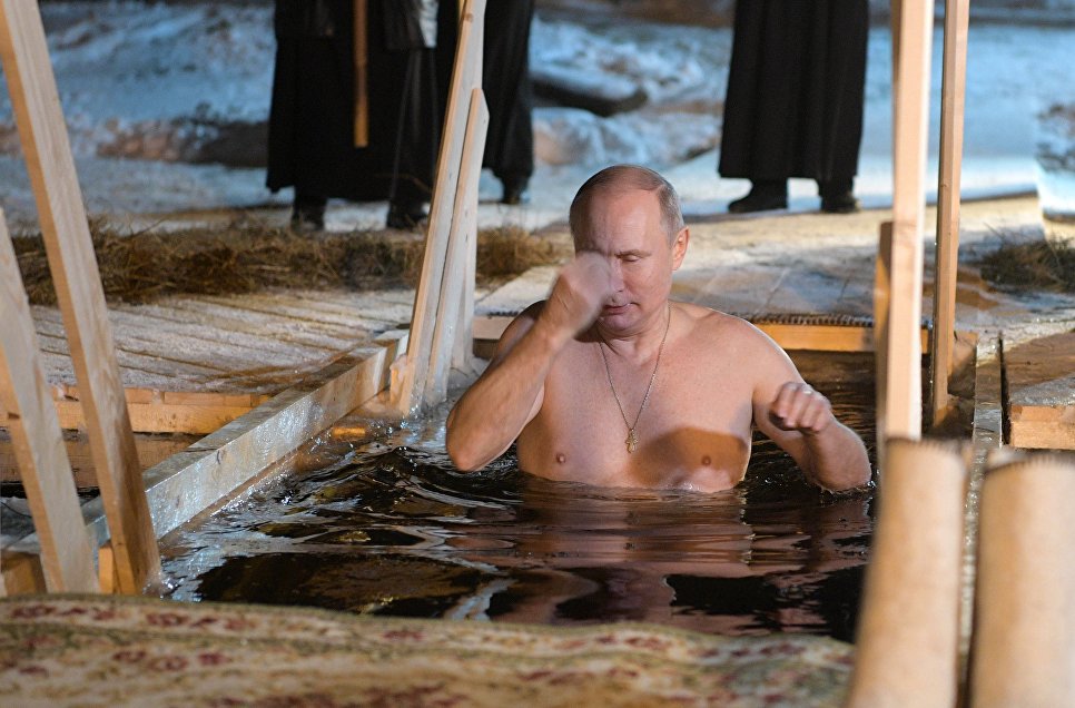 Путин посетил мужской монастырь и окунулся в прорубь