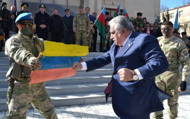Алиев вручил орден борцу с шиферами