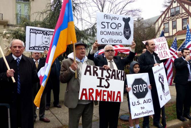 Պատմության շիտակ կողմը. ամերիկահայերը Ադրբեջանի դեսպանատան առջեւ ցույց են կազմակերպել