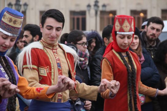 Ազգային երգ ու պարով, լարախաղացով Գյումրիում նշել են Տյառնընդառաջը